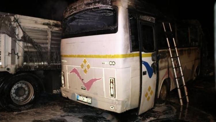 Adanada servis midibüsü ile TIR çarpışıp alev aldı: 43 yaralı