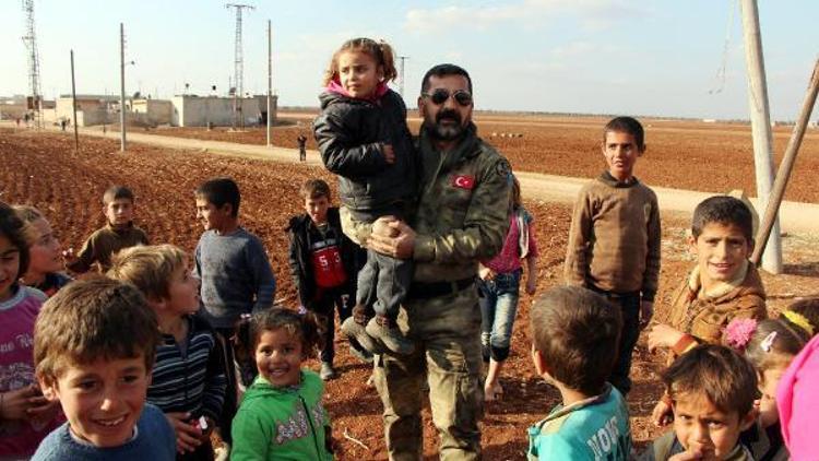 Suriyede çocukların Türk polis sevgisi