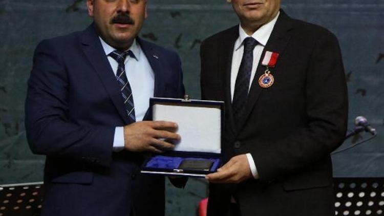 Başkan Osman Zolana onur madalyası