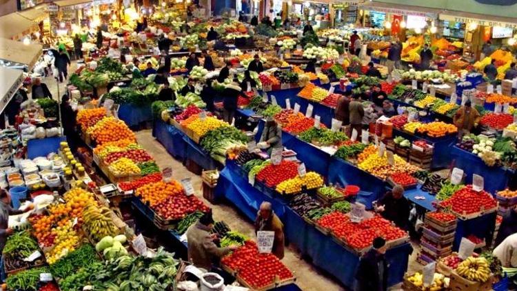 Pazarda sebze meyve fiyatları el yakıyor