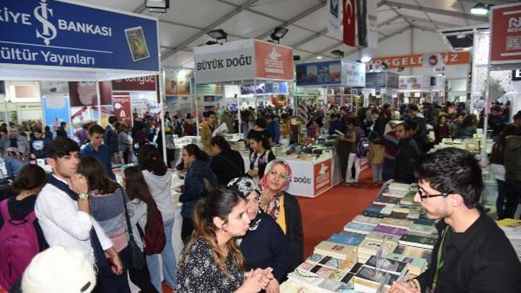 Kitap fuarına, bir haftada 80 bin ziyaretçi