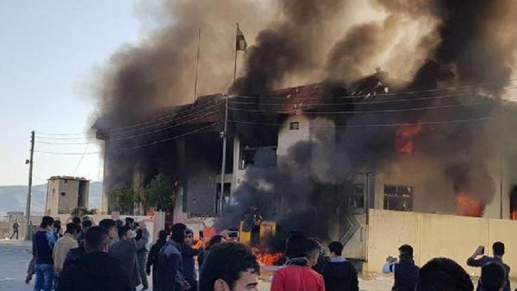 Irakın kuzeyi karıştı, parti binaları ateşe verildi