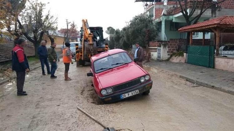 Yol çöktü, otomobil çukura düştü