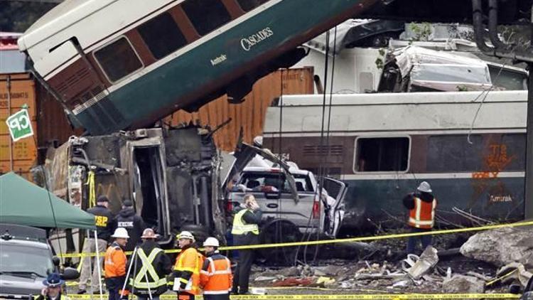 ABDde yolcu treni raydan çıktı: Çok sayıda ölü ve yaralı var...