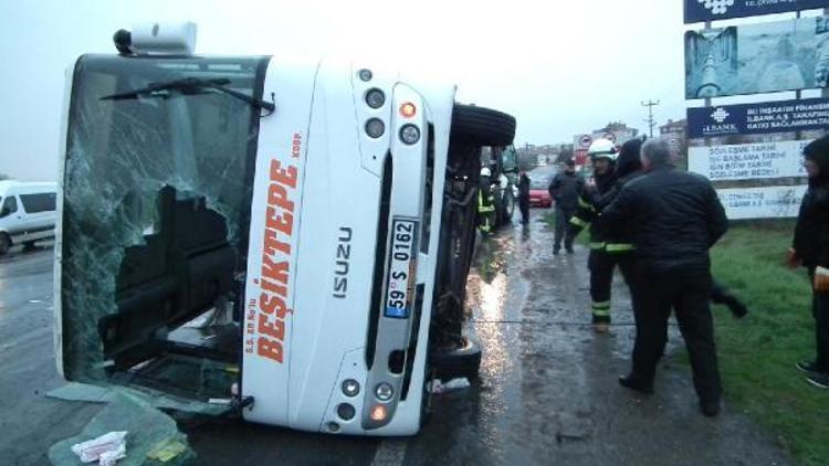 Muratlıda servis minibüsü devrildi: 19 yaralı