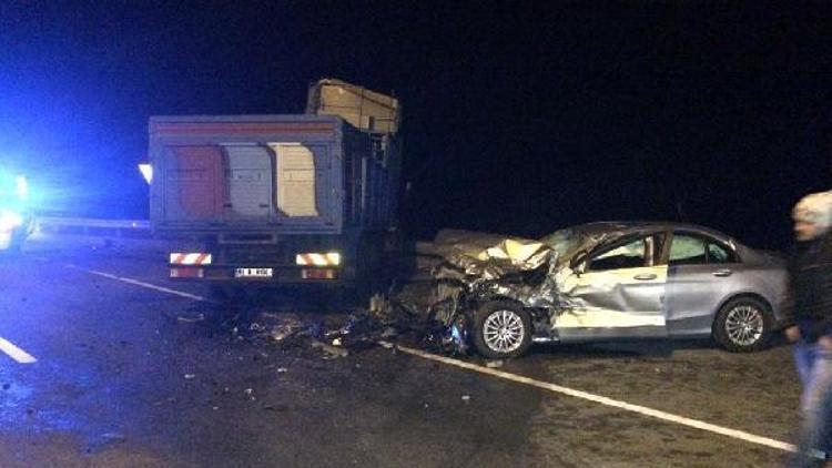 Çayeli’nde otomobil kamyona çarptı: 1’i ağır 2 yaralı