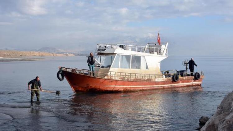 Fırtınanın getirdiği kum yüzünden balıkçı tekneleri limana yanaşamıyor