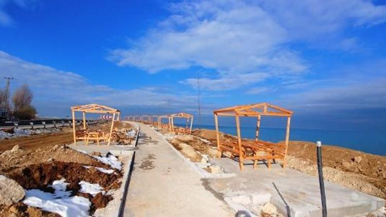 Edremit Belediyesi, sahilde barbekülü mesire alanı çalışması başlattı