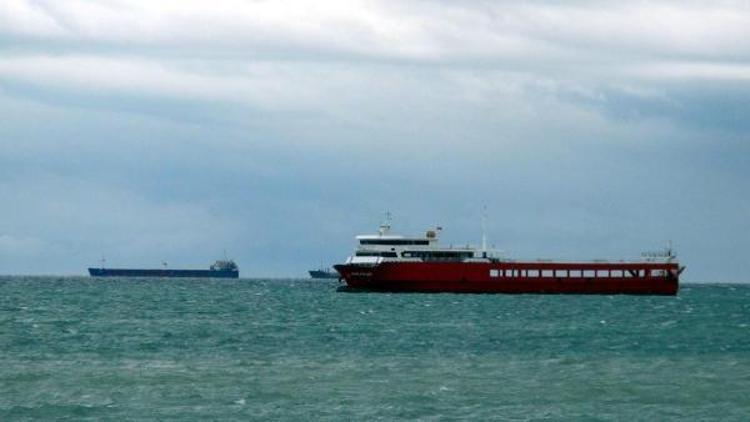 Poyraz, Marmara Denizinde ulaşımı olumsuz etkiledi