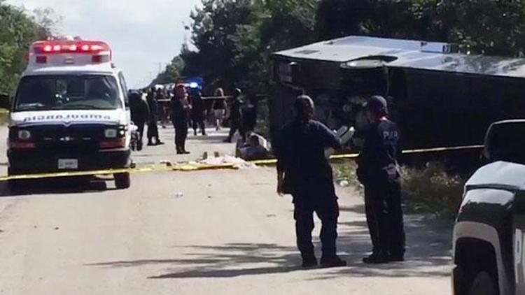 Meksikada turist otobüsü devrildi: 12 ölü