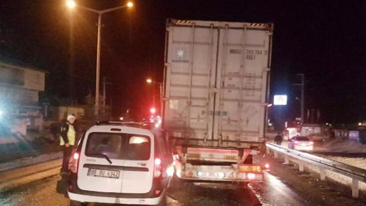 Konyada hafif ticari araç TIRa çarptı: 5 yaralı