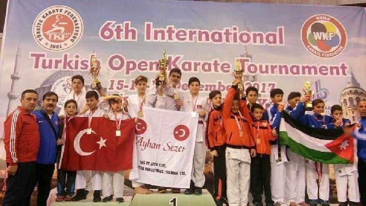 Uluslararası karate şampiyonasından başarılı sonuçlarla döndüler