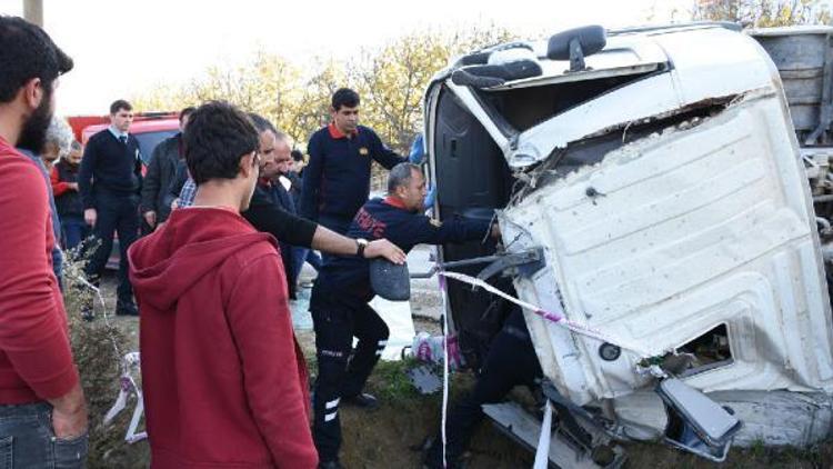 Tarsusta mikser ile kamyonet çarpıştı: 1 öldü, 3 yaralı