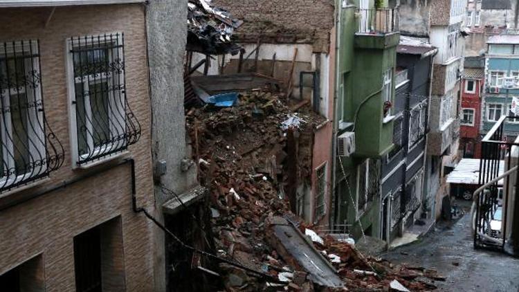 Beyoğlunda iki katlı metruk bina çöktü