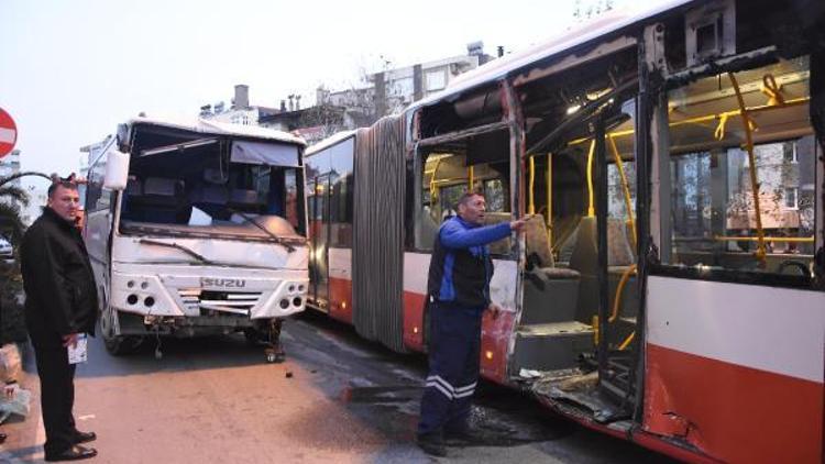İzmirdeki kazada 13 kişi yaralandı