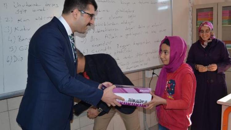 Sumbasta ihtiyaç sahibi öğrencilere ayakkabı yardımı