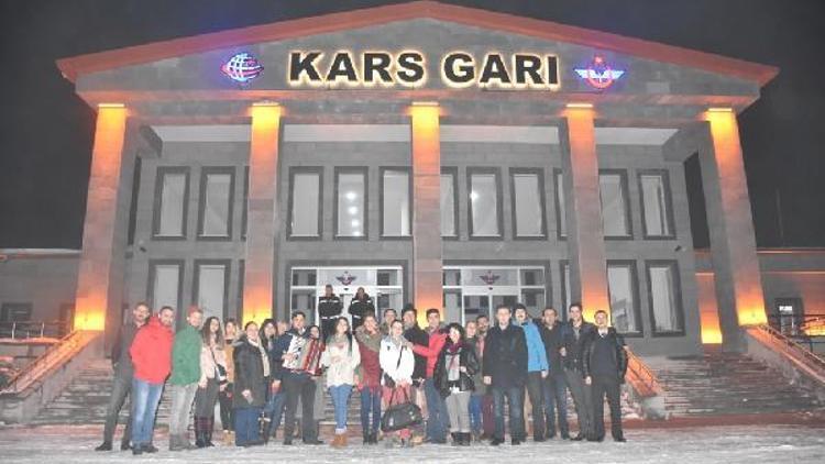 Doğu Ekspresi ile gelen turistlere karanfilli karşılama