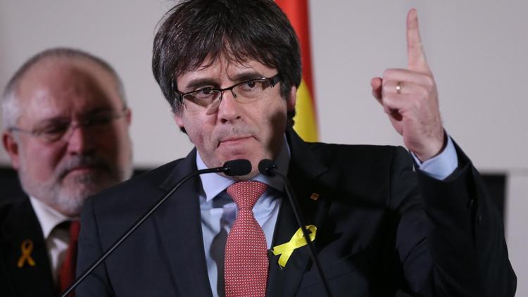 İspanya Başbakanı Katalonyanın tokadını suratına yedi