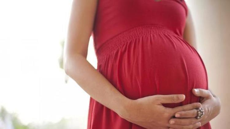 8 aylık hamile kadın belindeki tabancayı çıkarırken bebeğin vurdu