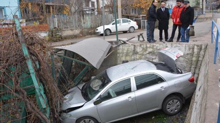 Otomobil, çarptığı durakla birlikte bahçeye düştü