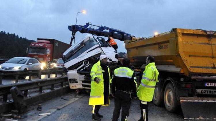 Hafriyat kamyonu, önündeki kamyona çarptı: 1 yaralı