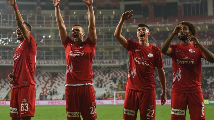 Akdeniz derbisinde gülen Antalyaspor