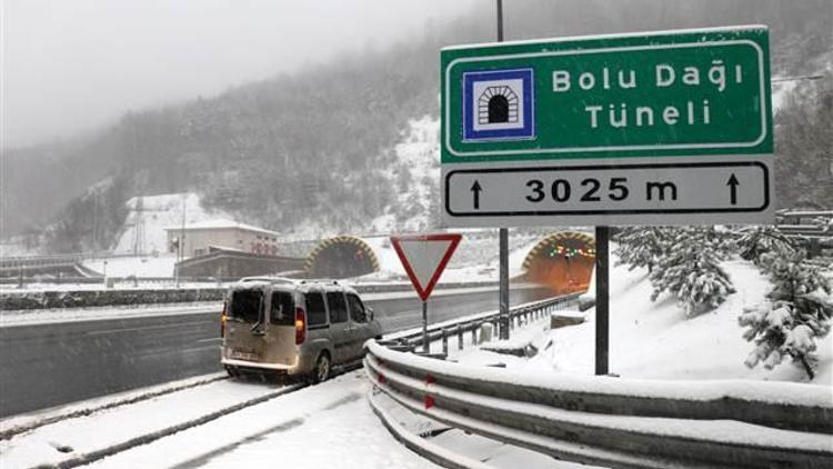 Bolu Dağında kar ulaşımı aksatıyor