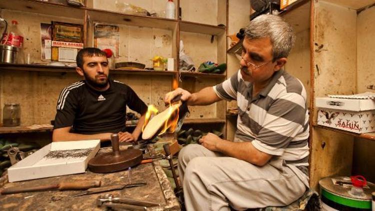 Diyarbakırda folklor ekiplerine 44 yıldır ayakabı üretiyor