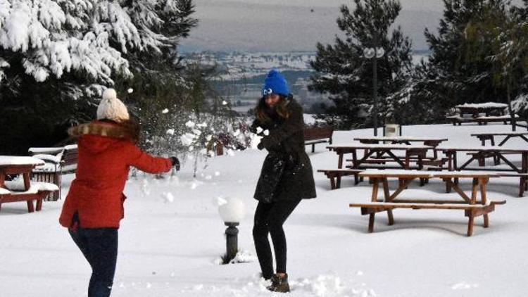 Çanakkale beyaza büründü; üniversiteliler kar topu oynadı