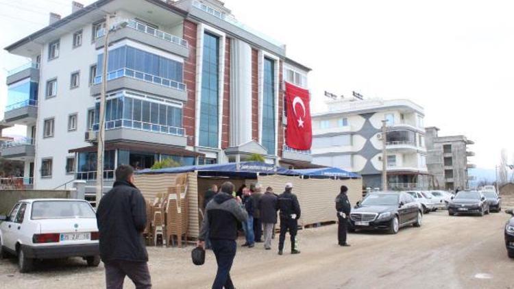 İzmir Valisinden Kökmenin ailesine başsağlığı ziyareti