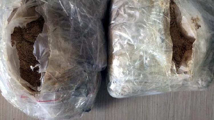 Kadın yolcunun göğüs ve karnına sardığı 1 kilo 42 gram eroin bulundu