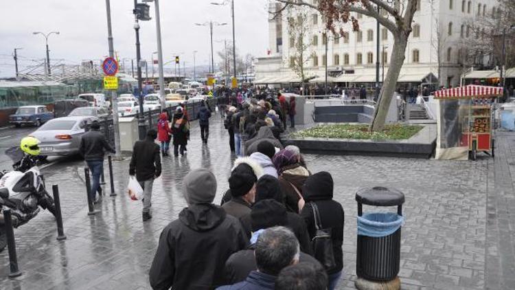 Yağmur, soğuk engellemedi... Metrelerce uzunlukta umut kuyruğu