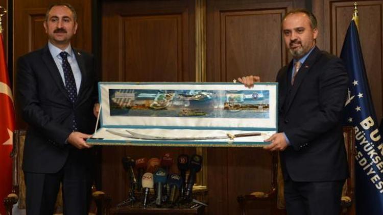 Başkan Aktaş, Adalet Bakanı Güle Zülfikar kılıç hediye etti
