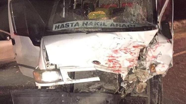 Mardinde diyaliz hastalarını taşıyan minibüs ile iş makinesi çarpıştı: 1 ölü 3 yaralı