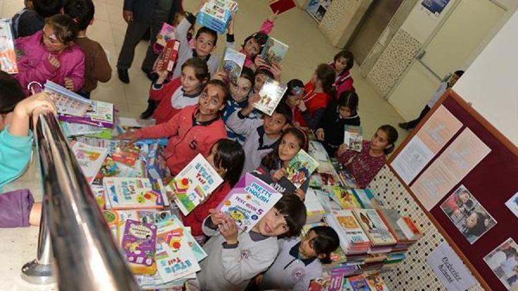Üniversiteli gençlerden köy okuluna kitap bağışı