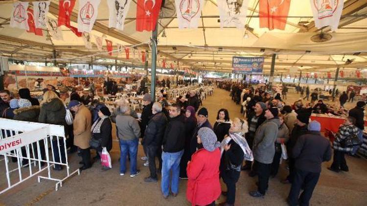 İzmirdeki şölende 5 ton hamsi tüketildi