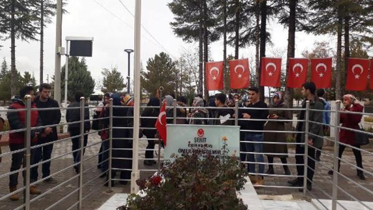 Öğrenciler, Ömer Halisdemir’in kabrini ziyaret etti