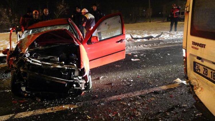 Otomobil kırmızı ışıkta bekleyen minibüse çarptı: 6 yaralı