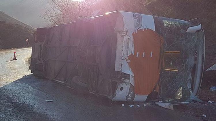 Azerbaycan’a giden yolcu otobüsü Kars’ta devrildi: 30 yaralı
