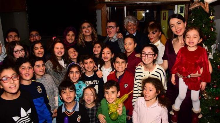 Cerrahpaşada tedavi gören miniklere Selda Topaldan yeni yıl partisi