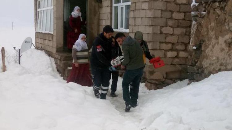 Vanda karda mahsur kalanların imdadına belediye ve sağlık ekipleri yetişti