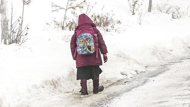 Kız çocuklarını okuldan uzaklaştıran 4 engel: Mesafe, maliyet sağlık, algı