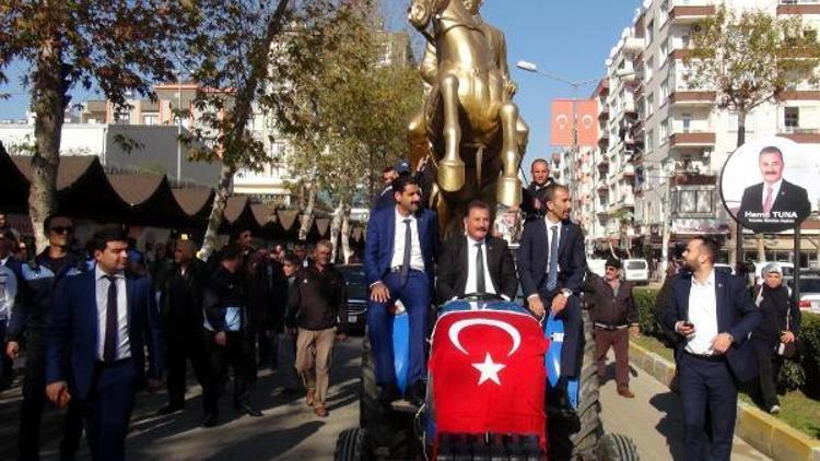 Atatürk heykeli, Başkan Tunanın kullandığı traktörle taşındı