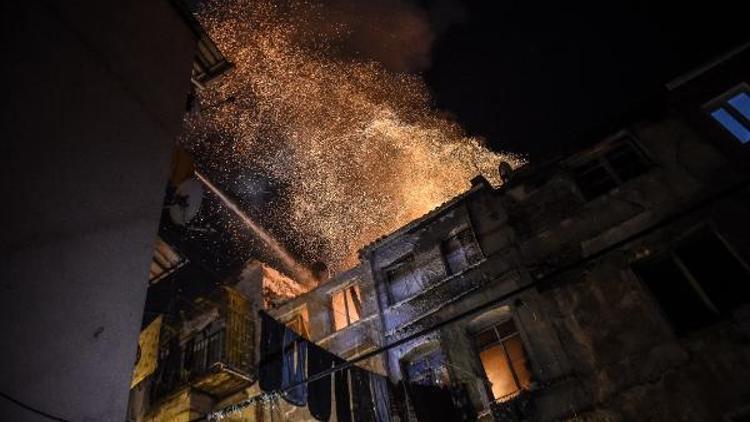 Beyoğlunda 3 katlı binada yangın