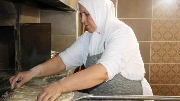 Yalvaçtaki fırınlarda kadınlar ekmek yapıyor