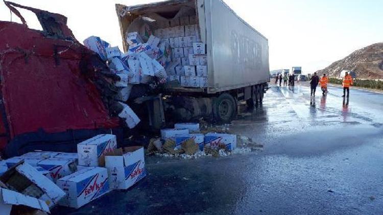 TIRlar çarpıştı; kıyafet ve yumurtalar yola savruldu