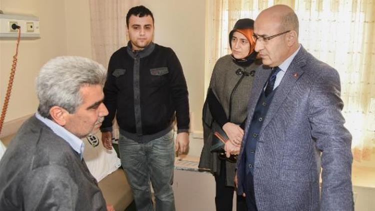 Vali Demirtaş, şehidin hasta babasını hastanede ziyaret etti