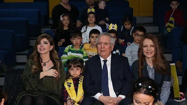 Aziz Yıldırım, ailesiyle birlikte Fenerbahçe Düşyeri Deneyim Kulübü etkinliğine katıldı haberinin fotoğrafları