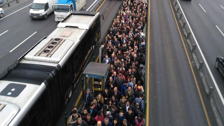 Metrobüs yolunda oluşan trafik sosyal medyada büyük tepki aldı