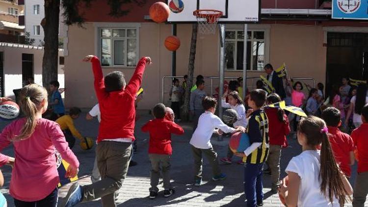 Okullarında pota bulunmayan çocuklar basketbol ile tanışacak